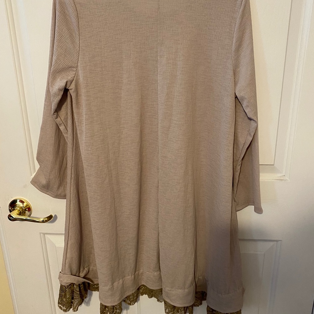 Beautiful Beige lace hem tunic top!